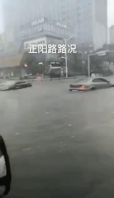 臺(tái)風(fēng)巴威造成青島城市內(nèi)澇，機(jī)動(dòng)車熄火